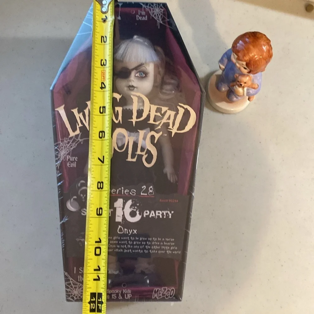 Living Dead Dolls ONYX Series 28 Sweet 16 Party